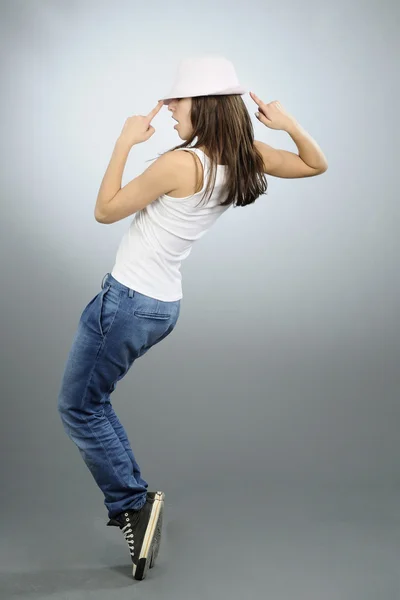 Сексуальная девушка танцует в шляпе — стоковое фото