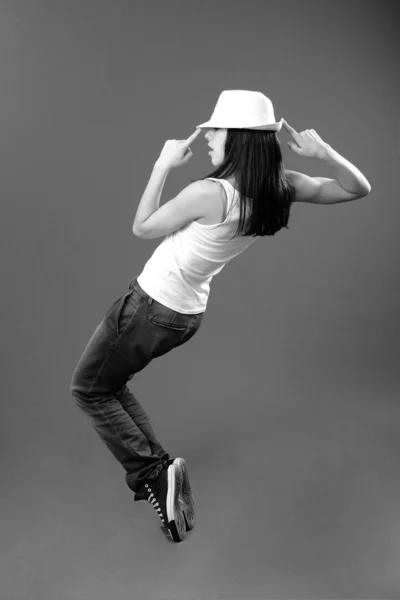 섹시 한 여 자가 모자와 함께 춤을 — 스톡 사진