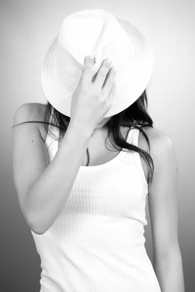 Adolescente posando com chapéu Fotos De Bancos De Imagens