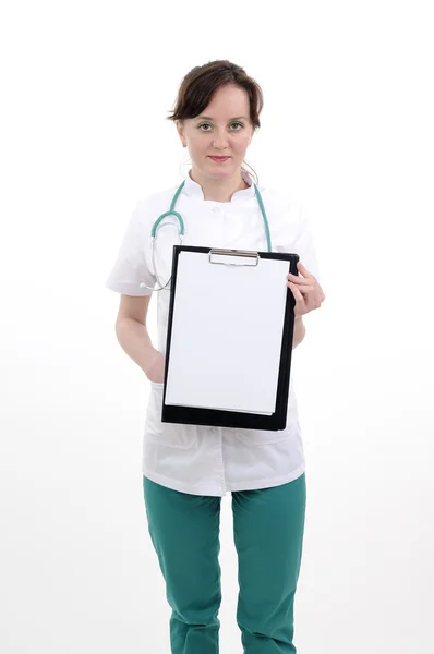 Medico mostrando carta bianca — Foto Stock