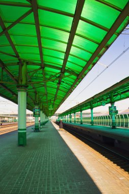Tren varış için bekliyor
