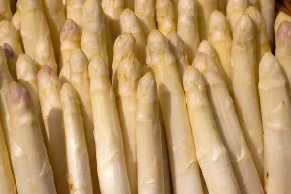 Fresh asparagus on market — Stock Photo, Image