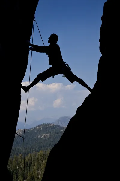 Rock climbing an overhanging face. — Stock Photo, Image