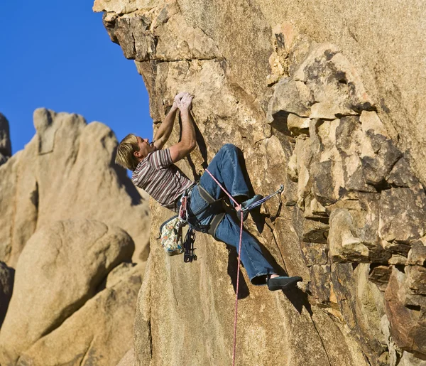 Скеля climber базікаючи . — стокове фото