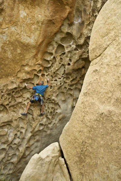 Αρσενικό ορειβάτης παραμένουν προσκολλημένοι σε μια άκρη του βράχου — Φωτογραφία Αρχείου