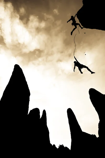 Team klättrare i fara. — Stockfoto