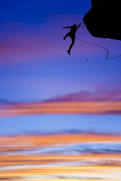 Bergsteiger stürzt ab. — Stockfoto