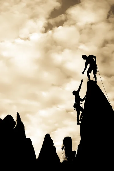Bergsteigerteam auf dem Gipfel. — Stockfoto