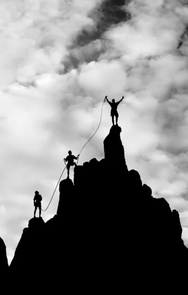 Команда альпіністів досягає вершини . — стокове фото