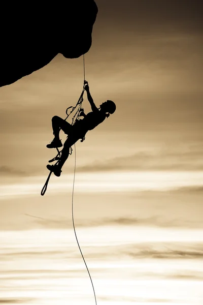 Rock climber dangling from a rope. — Stock Photo, Image