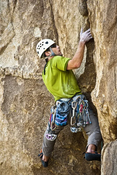 Climber going for it. — Stock Photo, Image