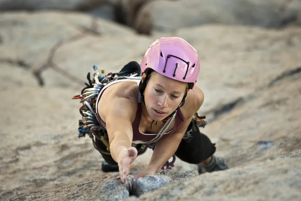 Kvinnliga rock klättrare. — Stockfoto