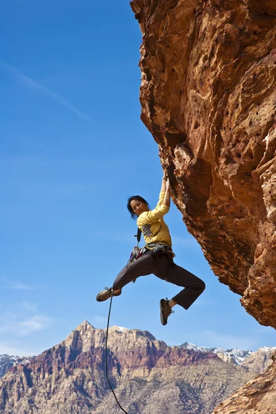 Female rock climber reaching for the summit. — Stock Photo, Image