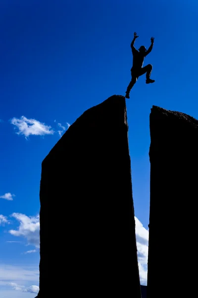 Escalador de rocas en la cumbre . — Foto de Stock