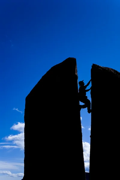 Rock climber reaching the summit. — Stock Photo, Image