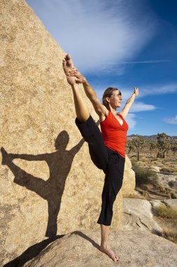 bir adam yoga uygulamaları.