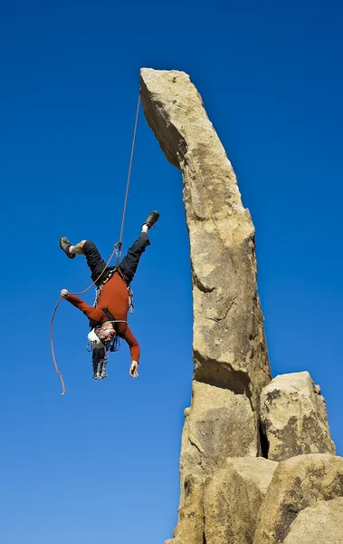 Скелястий альпініст падає догори ногами . — стокове фото