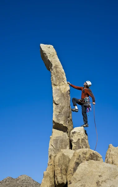 Escalador de rocas cerca de la cumbre . — Foto de Stock