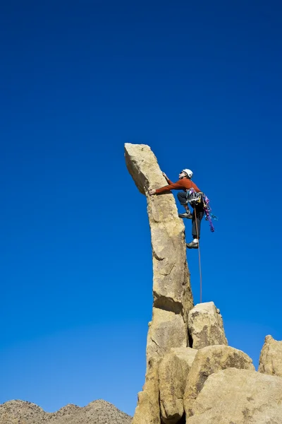 ロック ・ クライマーは頂上に近づいています。. — ストック写真