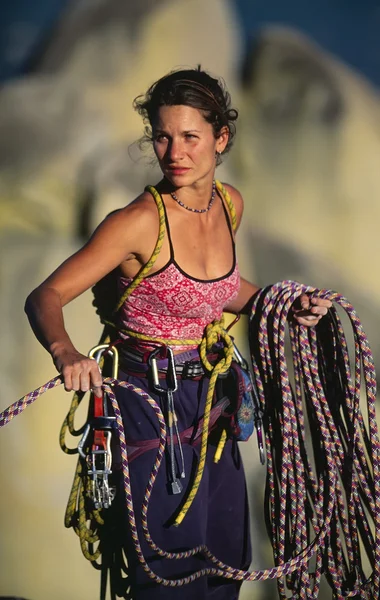 정상에 도달 하는 여성 산악인. — 스톡 사진