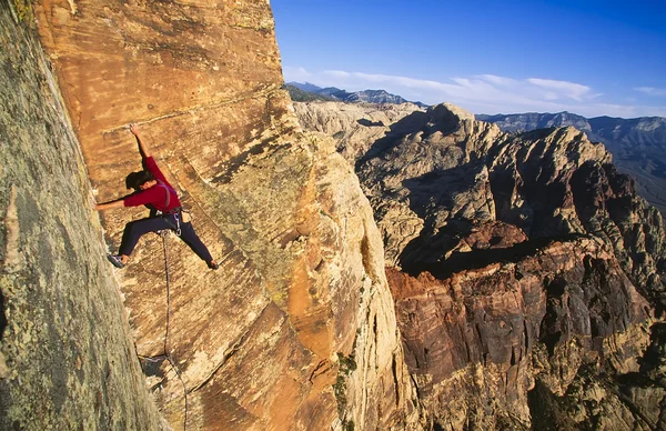 Альпинист цепляется за скалу . — стоковое фото