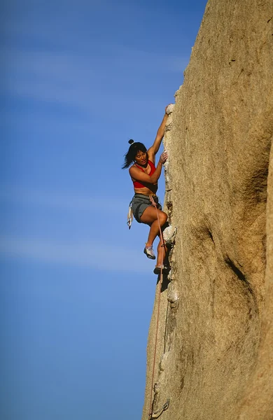 Kobieta wspinacz przywiązanie do urwiska. — Zdjęcie stockowe