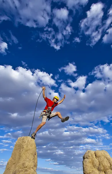Alpinista no cume . — Fotografia de Stock