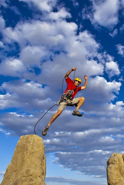 Scalatore di roccia in cima . — Foto Stock