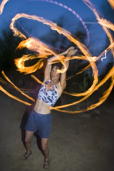 Fuego girando, bailarina de aro, realizando . — Foto de Stock