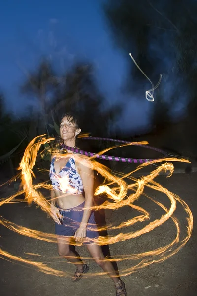 Φωτιά γυρίζοντας, hoop χορεύτρια, εκτέλεση. — Φωτογραφία Αρχείου