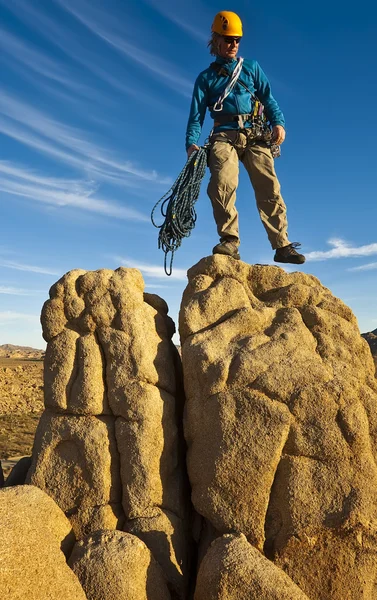 Βράχο ορειβάτης για τη σύνοδο κορυφής. — Φωτογραφία Αρχείου
