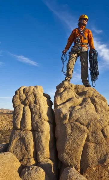 Escalador de rocas en la cumbre . —  Fotos de Stock