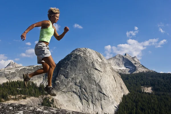 Kvinnliga trail runner hoppning. — Stockfoto