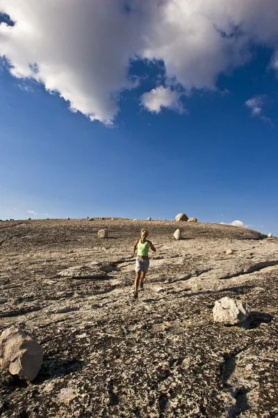 Kvinnliga trail runner hoppning. — Stockfoto