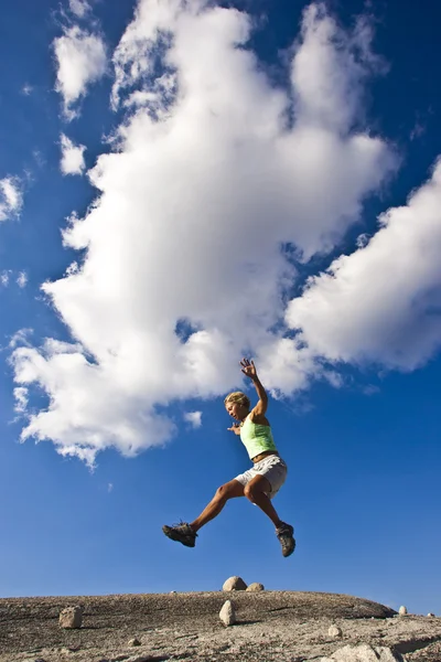 Feminino corredor de trilha saltando . — Fotografia de Stock