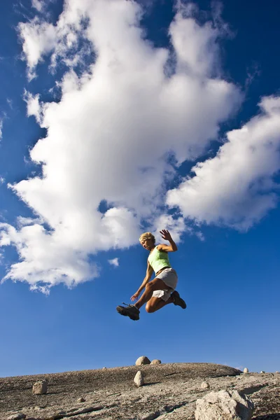 Female trail runner jumping. — Stock Photo, Image