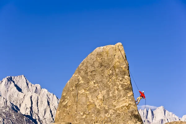 Alpinista rapel . — Fotografia de Stock