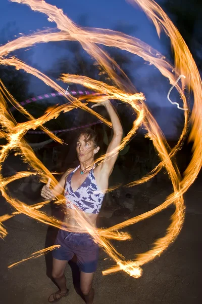 Огненное вращение, танцовщица обруча, исполнение . Лицензионные Стоковые Изображения