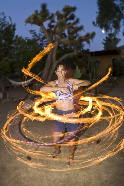 Огненное вращение, танцовщица обруча, исполнение . Стоковое Фото