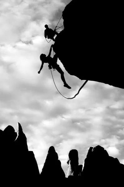 山頂に登山者のチーム. — ストック写真