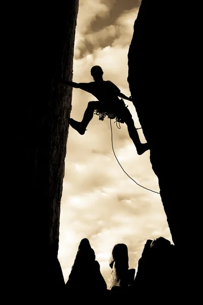 Альпинист цепляется за крутую скалу . — стоковое фото