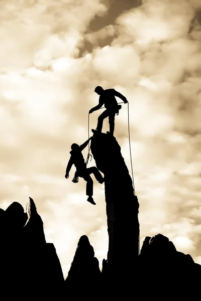 Team klättrare på toppmötet. — Stockfoto