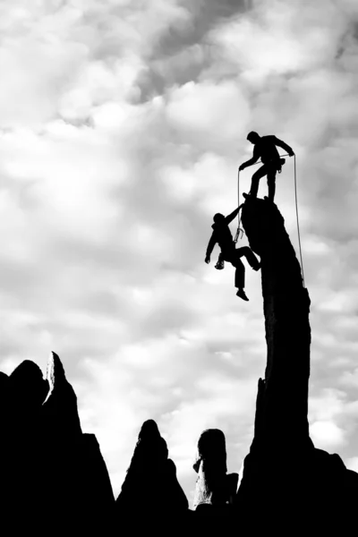Bergsteigerteam auf dem Gipfel. — Stockfoto