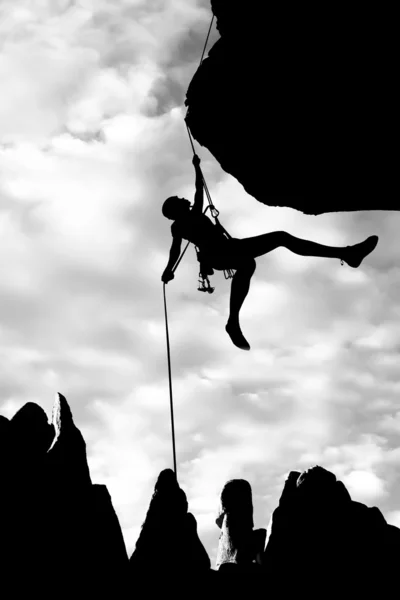 Ορειβάτης ταλαντεύοντας από ένα σχοινί. — Φωτογραφία Αρχείου
