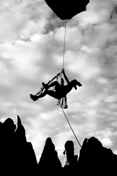Klättrare dinglande från ett rep. — Stockfoto