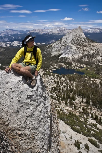Escalador de rocas en la cumbre . — Foto de Stock