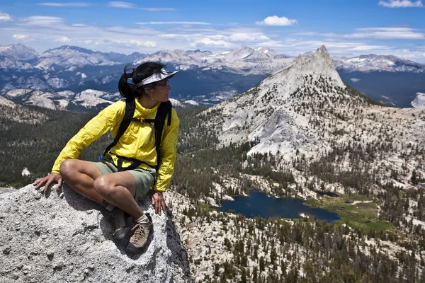 Βράχο ορειβάτης για τη σύνοδο κορυφής. — Φωτογραφία Αρχείου