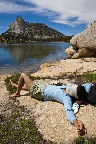 Female hiker relaxing near a lake. — Stock Photo, Image
