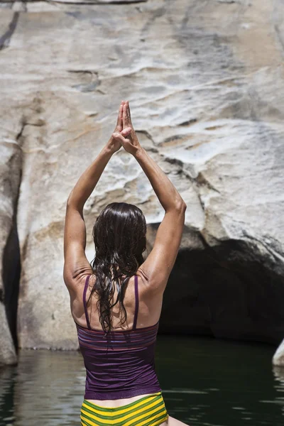 Žena cvičí jógu. — Stock fotografie