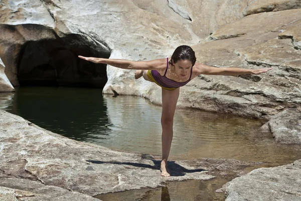 Kvinna utövar yoga. — Stockfoto